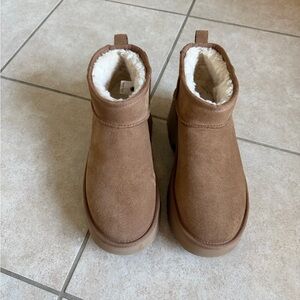 UGG
Classic ultra Mini New Heights